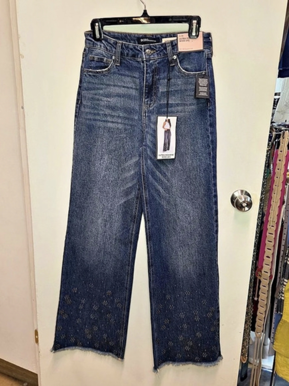 BCBG Generation Ultra High Rise Wide Leg Studded Wide Leg Jeans Waist 26 NWT